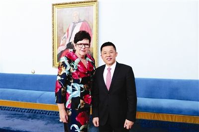  新西兰首位女总理希普利和陈玉树合影